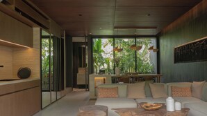 Un salon moderne avec un canapé, une table basse et des éléments décoratifs en bois.