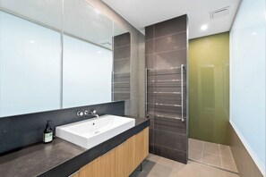 Shower, hair dryer, towels, soap - Stunning Converted Warehouse in Carlton North (Carlton North)