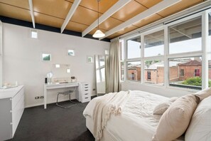 Iron/ironing board, WiFi, bed sheets - Stunning Converted Warehouse in Carlton North (Carlton North)