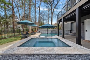 Outdoor pool - Prime location Lake Norman Home-Pool & Spa, Stylish, Comfortable, Sleeps 6 (Mooresville)