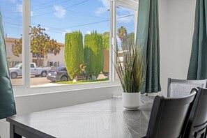 Dining - Marvelous 3-bedroom house with AC in friendly Tustin (Tustin)