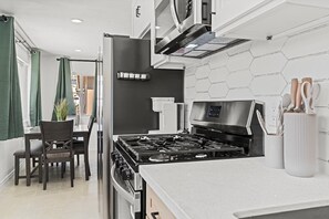 Private kitchen - Marvelous 3-bedroom house with AC in friendly Tustin (Tustin)