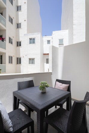 Apartamento, vistas a la ciudad | Restaurante al aire libre