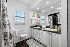 Haartrockner, Handtücher, Seife, Toilettenpapier