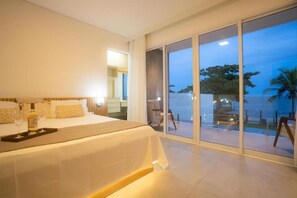 Deluxe tweepersoonskamer, veranda, uitzicht op zee | Een kluis op de kamer, verduisterende gordijnen, gratis wifi