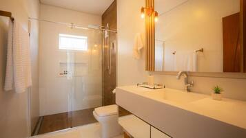 Quarto casal luxo, varanda coberta, vista para o mar | Banheiro