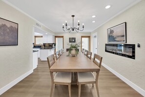 Dining - Ultimate 4BR Oasis: Pool, Hot Tub, Golf & Basketball Court! (Mesa)