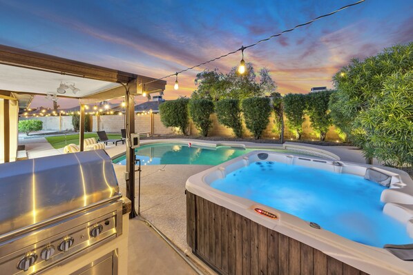 Outdoor spa tub - Ultimate 4BR Oasis: Pool, Hot Tub, Golf & Basketball Court! (Mesa)
