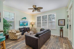 TV - OCEAN VIEW ANGLERS REEF - POOL, BEACH. Walk or bike to local food + bars (Islamorada)