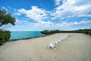 Beach - OCEAN VIEW ANGLERS REEF - POOL, BEACH. Walk or bike to local food + bars (Islamorada)