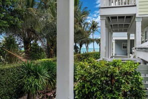 Property grounds - OCEAN VIEW ANGLERS REEF - POOL, BEACH. Walk or bike to local food + bars (Islamorada)