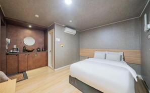 Basic Double Room | Free WiFi - Restia Stay Suwon Station (Suwon)