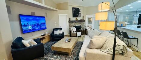 Smart TV, chimenea, libros y oficina