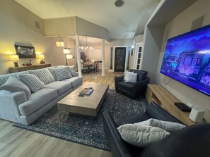 Smart TV, fireplace, books, offices - 5BR Retreat Near Downtown | Pets OK | Sleeps 12 (Greeley)