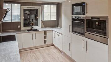 Kylskåp, ugn, spishäll och diskmaskin