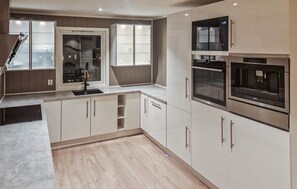 Fridge, oven, stovetop, dishwasher - 4 bedroom beautiful home in Limingen (Limingen)