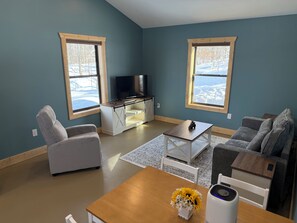 Smart TV - Cozy Woodland Cabin Retreat (Petoskey)