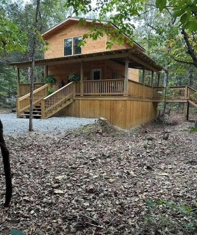Charming 2-bedroom cabin with AC in cozy Poughkeepsie