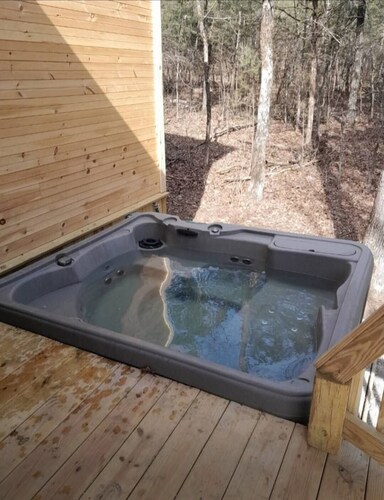 Charming 2-bedroom cabin with AC in cozy Poughkeepsie