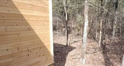 Charming 2-bedroom cabin with AC in cozy Poughkeepsie