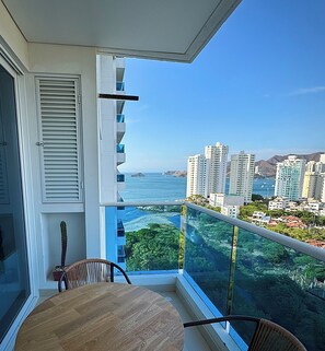 Outdoor dining - Beachfront apartment - Resort style (Santa Marta)