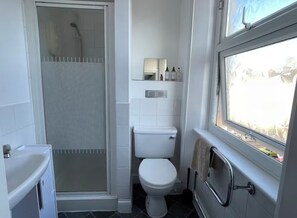 Hair dryer, towels, soap, toilet paper - Cozy studio 3 mins walk to West Kensington Station (London)