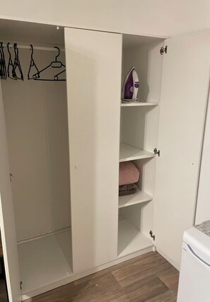 Interior - Cozy studio 3 mins walk to West Kensington Station (London)