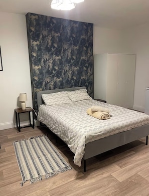 Iron/ironing board, Internet, bed sheets - Cozy studio 3 mins walk to West Kensington Station (London)