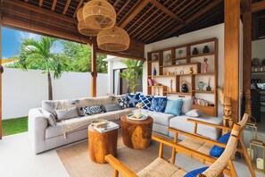 Deluxe-villa - 6 soveværelser - privat pool - udsigt til pool | Opholdsområde | 32-tommers smart-tv med digitale kanaler