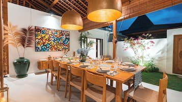 Vila luxo, 6 quartos, piscina particular, vista para a piscina | Sala de jantar