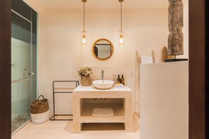 Vila luxo, 6 quartos, piscina particular, vista para a piscina | Banheiro | Chuveiro, chuveiro com efeito de chuva, secador de cabelo 