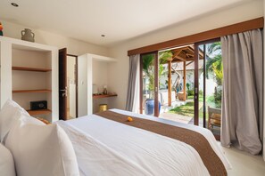 Deluxe villa, 6 slaapkamers, privézwembad, uitzicht op zwembad | Luxe beddengoed, een kluis op de kamer, een bureau, gratis wifi