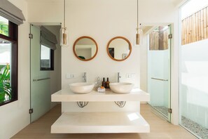 Deluxe villa, 6 slaapkamers, privézwembad, uitzicht op zwembad | Badkamer | Een douche, een regendouche, een haardroger, handdoeken