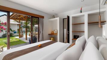 Deluxe villa, 6 slaapkamers, privézwembad, uitzicht op zwembad | Luxe beddengoed, een kluis op de kamer, een bureau, gratis wifi