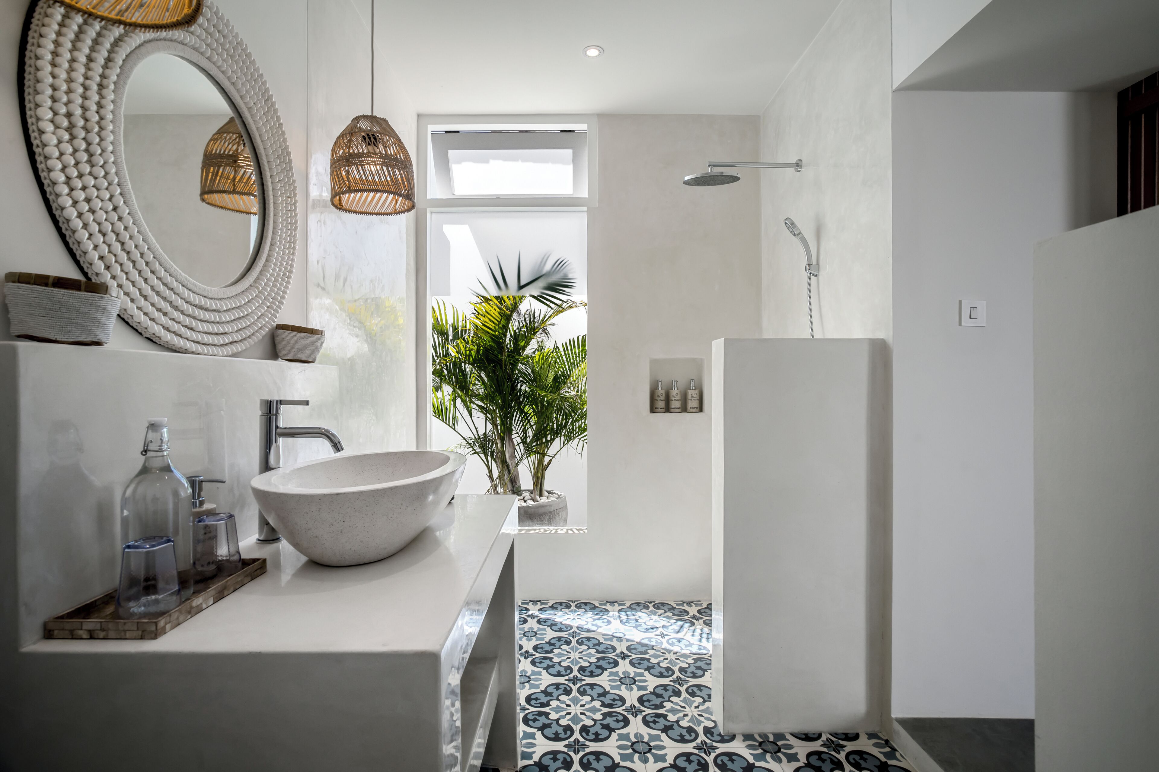 Ducha, cabezal de ducha tipo lluvia, secador de pelo, toallas