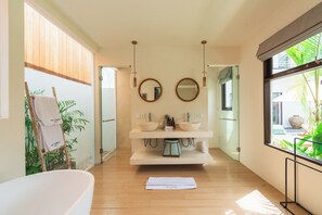 Vila luxo, 6 quartos, piscina particular, vista para a piscina | Banheiro | Chuveiro, chuveiro com efeito de chuva, secador de cabelo 