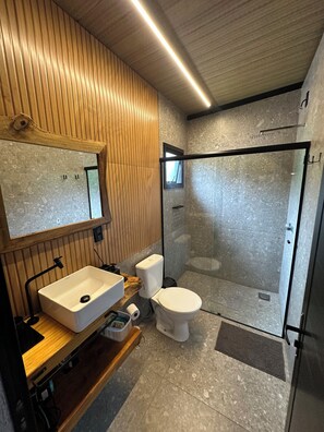 Dutxa, assecador de cabells, tovalloles i sabó