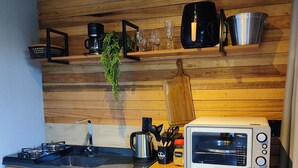 A compact kitchen with a gas stove, a microwave, and a mini-fridge. - Cabin in the countryside of Nova Petrópolis, Serra Gaúcha - Chacara Villagio das Pedras (Nova Petrópolis)