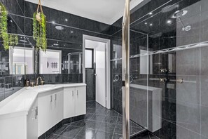 Shower, hair dryer, towels - Wine Region Coastal Retreat on The Esplanade (Seaford)
