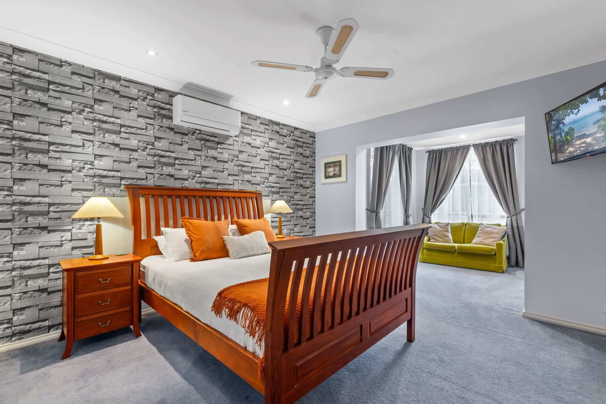 5 bedrooms, desk, travel cot, WiFi