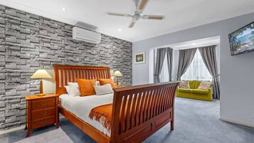 5 bedrooms, desk, travel cot, WiFi