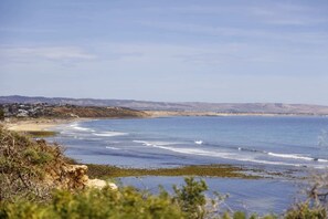 On the beach - Wine Region Coastal Retreat on The Esplanade (Seaford)