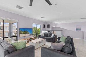TV, offices - Wine Region Coastal Retreat on The Esplanade (Seaford)