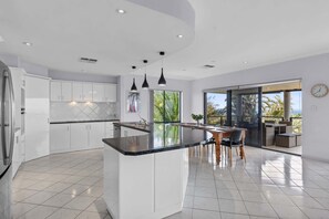 Fridge, microwave, oven, stovetop - Wine Region Coastal Retreat on The Esplanade (Seaford)