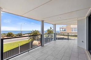 Terrace/patio - Wine Region Coastal Retreat on The Esplanade (Seaford)
