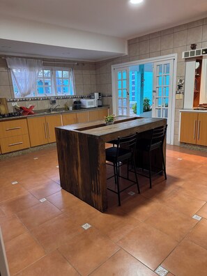Private kitchen - Beachfront house with 3 suites, pool, and all the comforts to enjoy the beach. (Caraguatatuba)