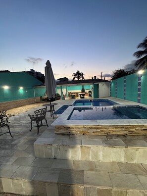 Outdoor pool - Beachfront house with 3 suites, pool, and all the comforts to enjoy the beach. (Caraguatatuba)