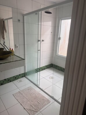 Shower, hair dryer - Beachfront house with 3 suites, pool, and all the comforts to enjoy the beach. (Caraguatatuba)