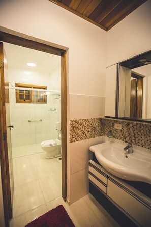 Habitación cuádruple Deluxe | Baño | Regadera, jabón, shampoo, papel de baño 