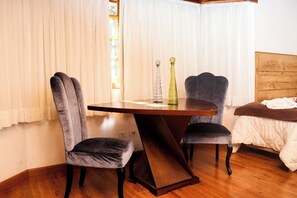 Habitación cuádruple Deluxe | Restaurantes